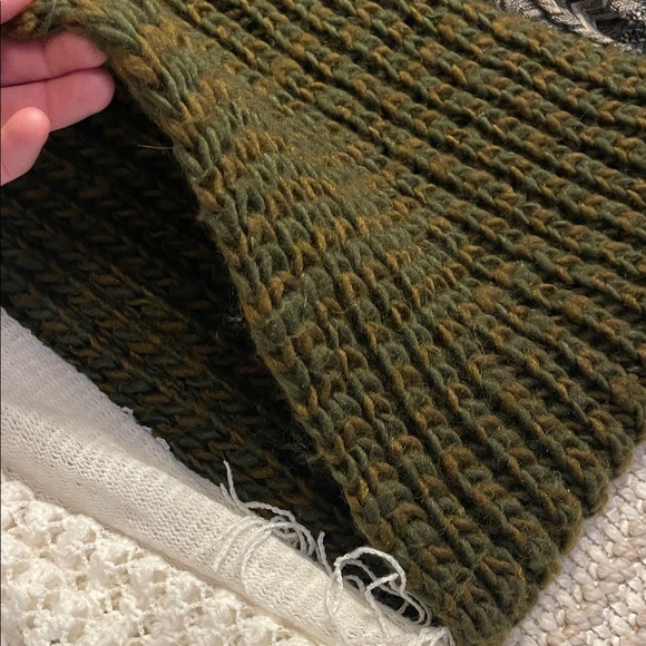 5 Assorted Scarves Collection - Picture 4 of 6